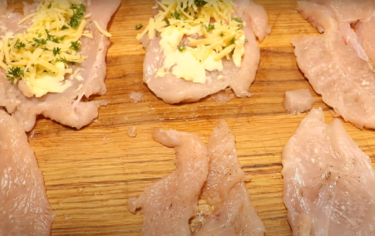 Крученики из курицы с сырной начинкой: простой рецепт вкусного ужина для всей семьи